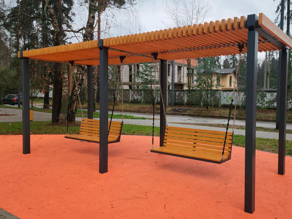В Юбилейном обустроили новый сквер с качелями, шахматами и видеонаблюдением