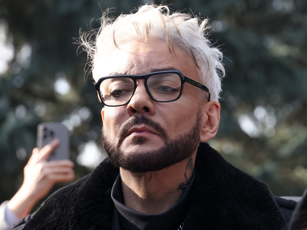 Филипп Киркоров возложил цветы на могилу Людмилы Гурченко в день ее 90-летия