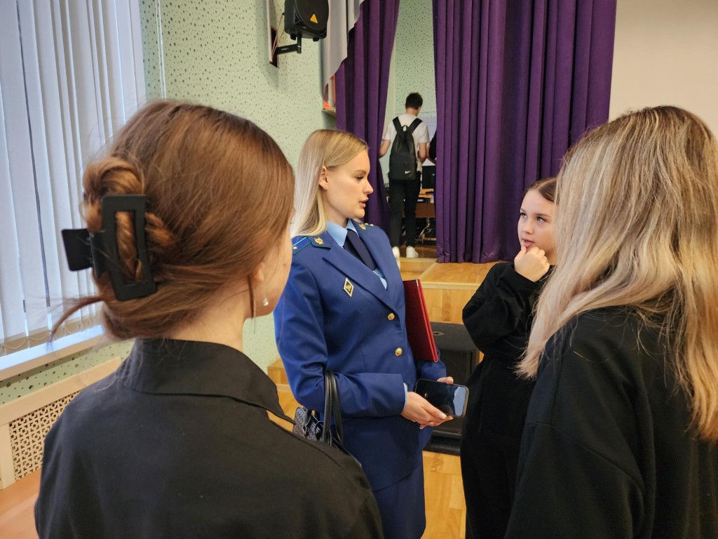 Школьники Любучан узнали от помощника прокурора, как не попасть в лапы мошенников и не стать дроппером