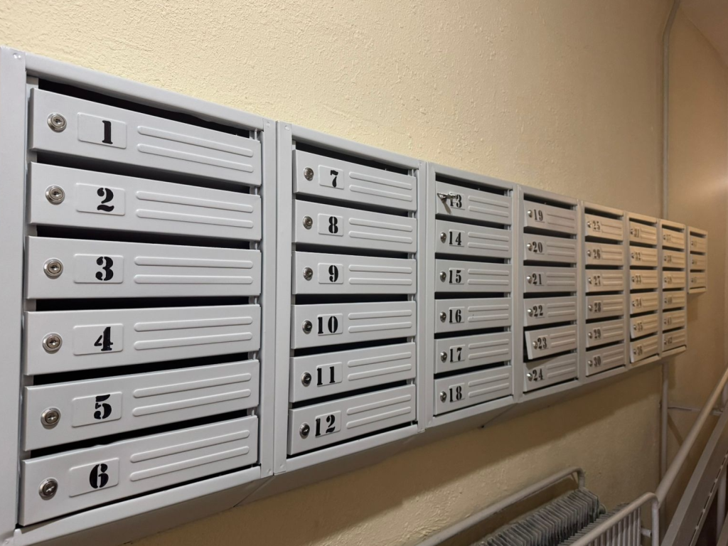 В подъезде Апрелевской многоэтажки отремонтировали стены, двери и почтовые ящики