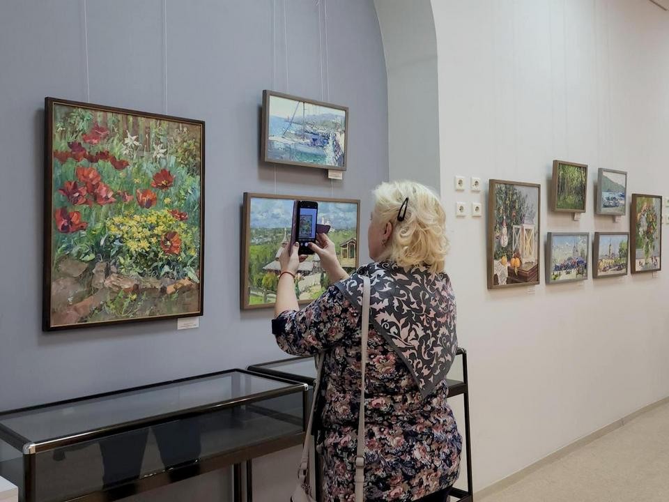 Красота, да и только: пушкинские художники представили луховичанам «Традиции живописи»