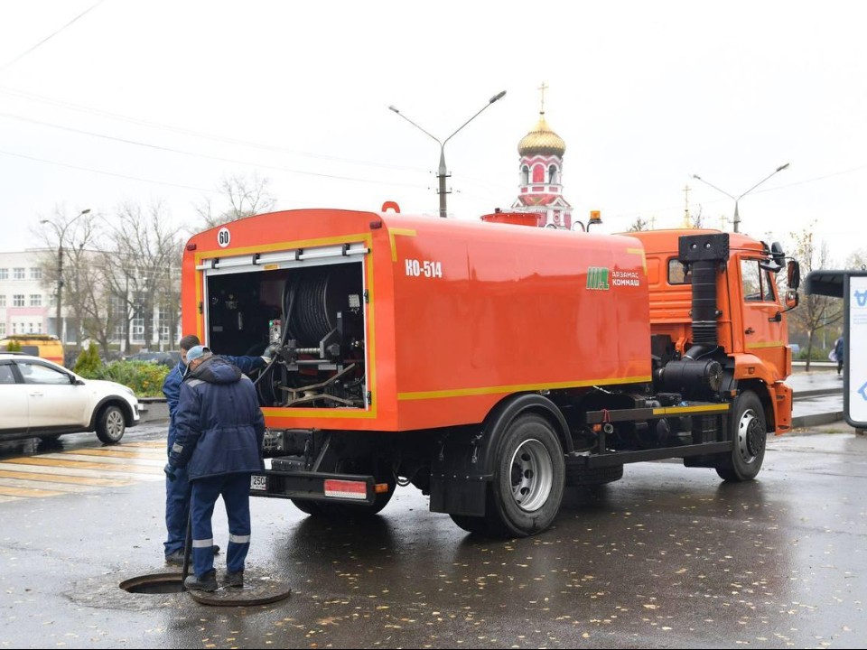 Огнетушитель в канализации — не метафора: какие сюрпризы находят дмитровские коммунальщики, пробивая засоры и возвращая городу воду