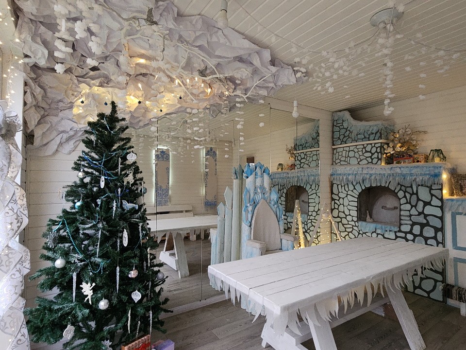 Свердловский парк готовится к зимним праздникам: изба Мороза Ивановича ждет гостей