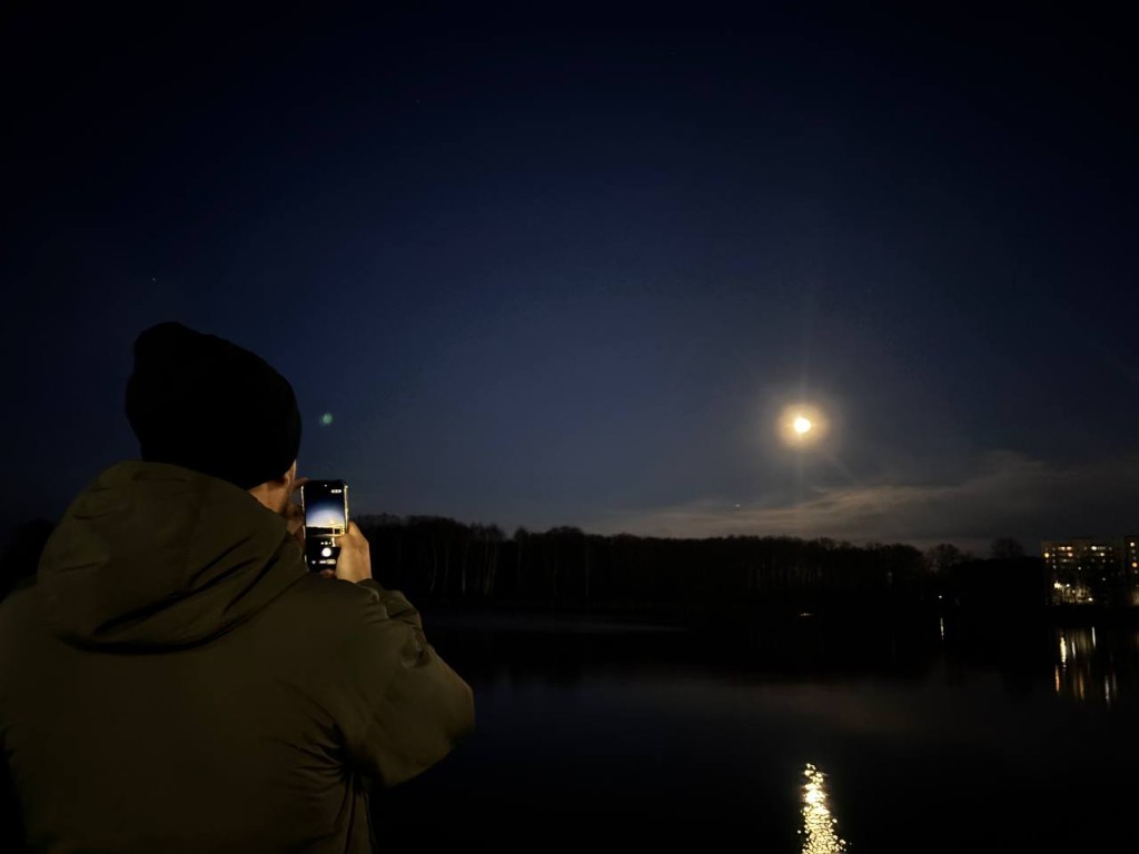 Небесное шоу года: суперлуние поразило жителей Солнечногорска своей красотой