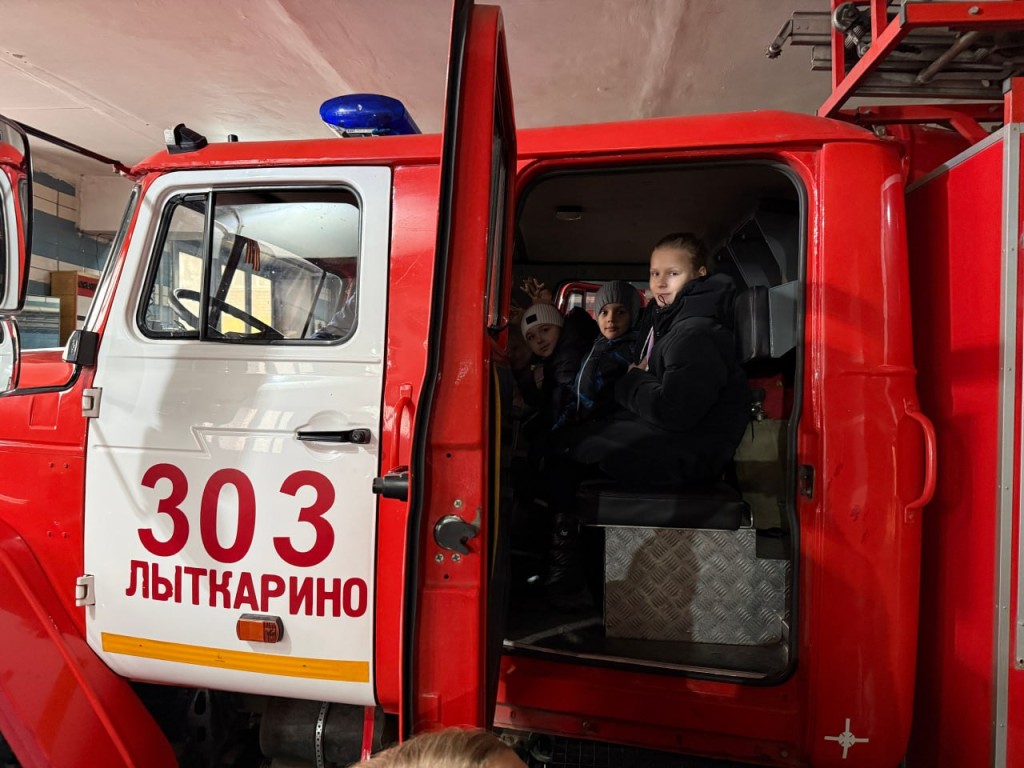 Детям бойцов СВО рассказали о пожарных машинах и показали костюмы спасателей