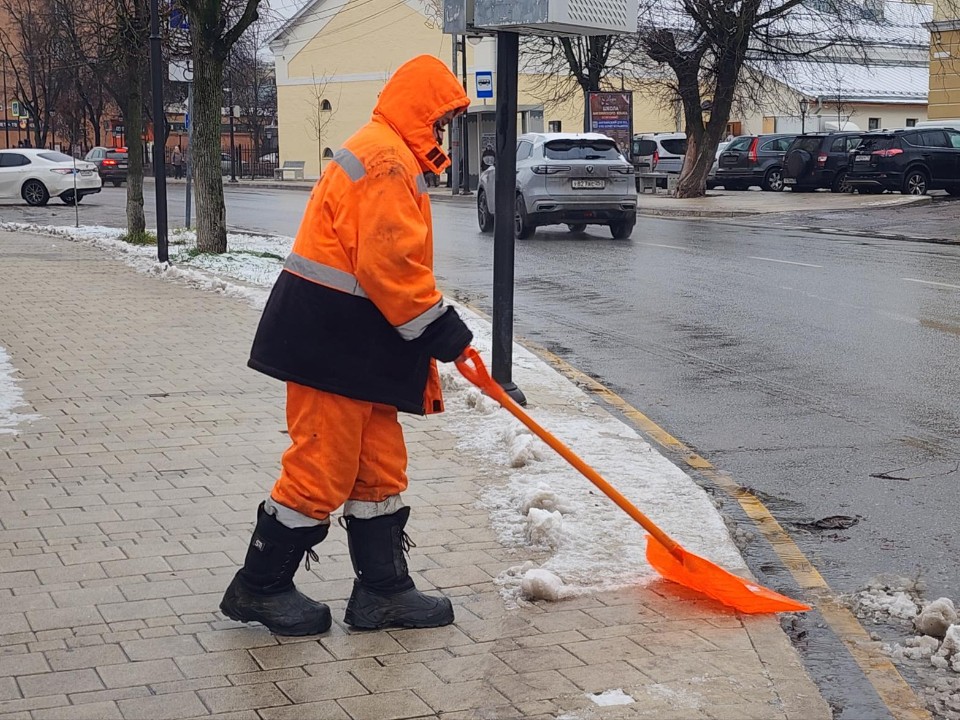 Коммунальщики Звенигорода рассказали, почему соль — лучший реагент против наледи