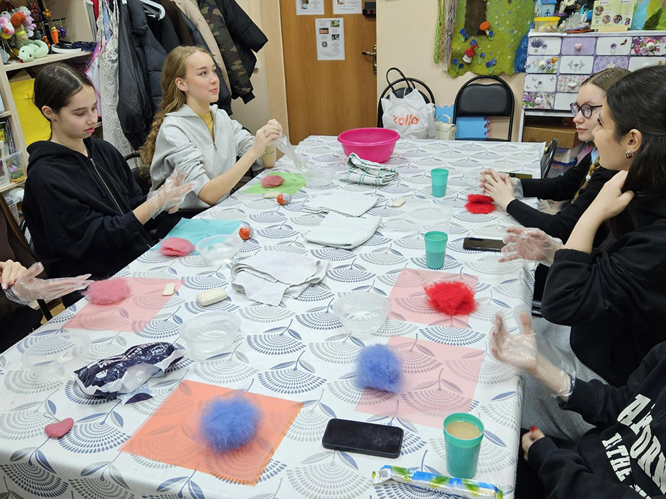Сердца своими руками: участницы «Мисс Долгопрудный» освоили валяние из шерсти