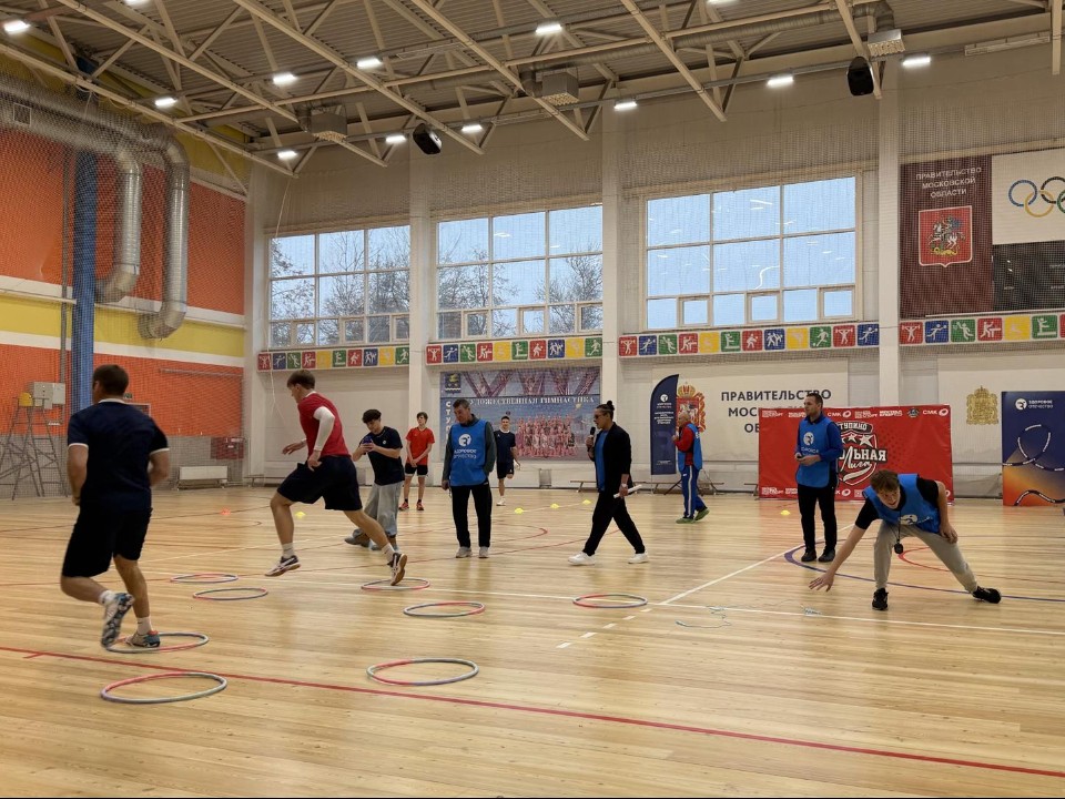 «Тот самый физрук»: как учитель и старшеклассник из Подмосковья могут выиграть ₽150 тыс. на спортинвентарь, соревнуясь в ГТО