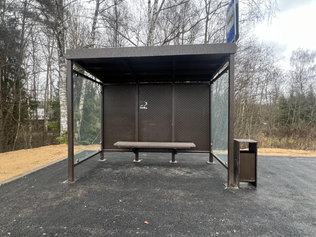 «Автобус ждать удобно!»: у садового товарищества «Озеро Надежды» установили новый остановочный павильон