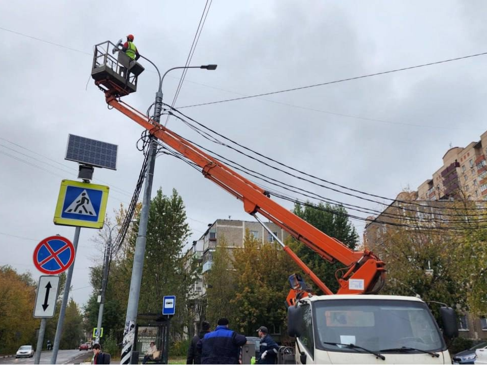 Станет светлее и безопаснее: в округе обновляют уличное освещение