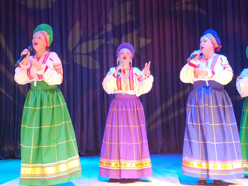 Праздничный концерт ко Дню матери: Хор русской песни выступит в деревне Корпуса