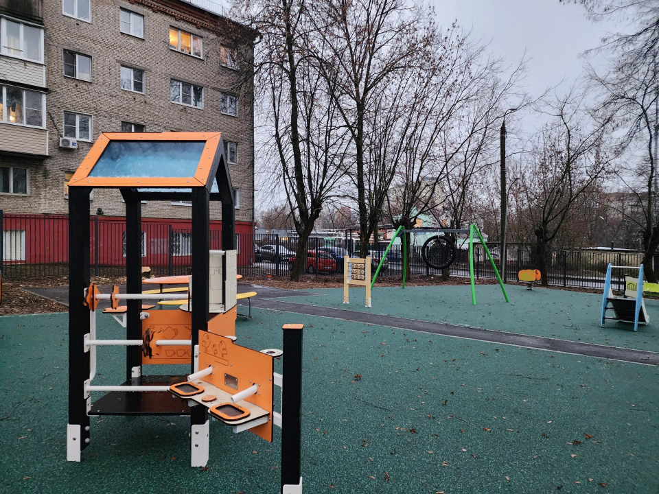 Детские площадки и пешеходные дорожки обновили у лицея в Чехове