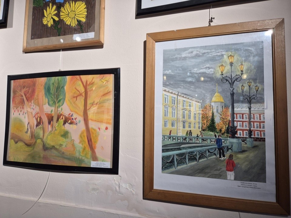 Осенние пейзажи украсили стены музыкальной гостиной в Орехово-Зуеве