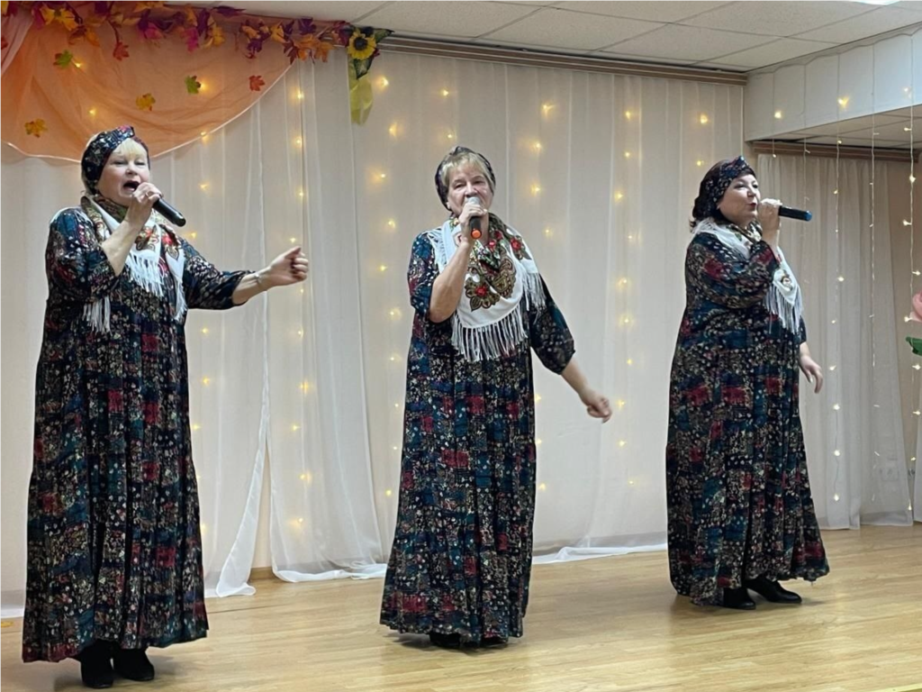 Приезжие артисты поздравили постояльцев пансионата для пожилых с Днем матери