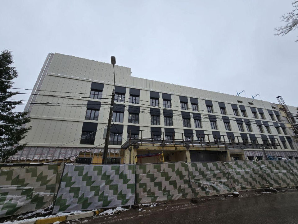 С комфортом для врачей и пациентов: как обустраивают новый хирургический корпус