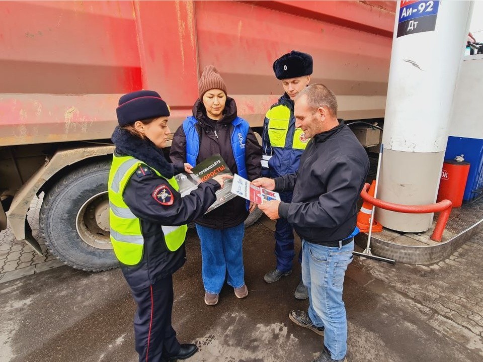 Инспекторы учат дальнобойщиков ездить безопасно