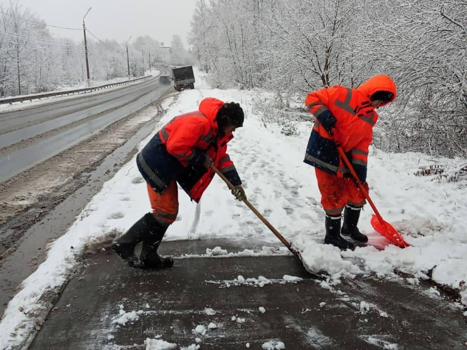 Суровая быль зимней сказки: коммунальщики Можайска вышли на борьбу со снежной непогодой
