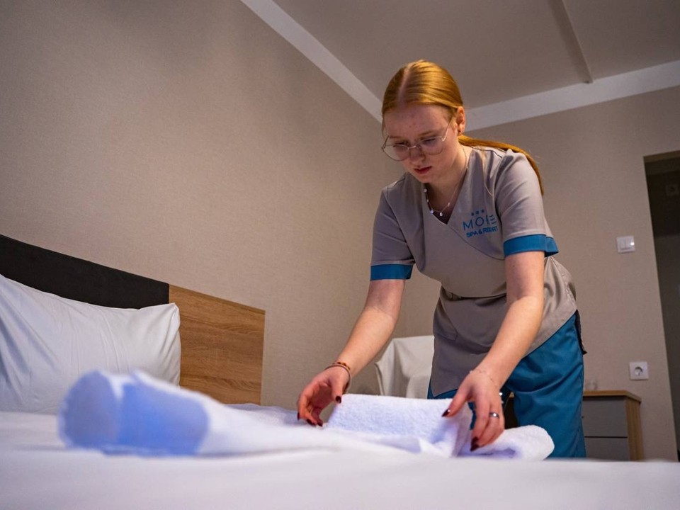 Студентка из Щелкова блистательно показала мастерство горничной на слете студотрядов