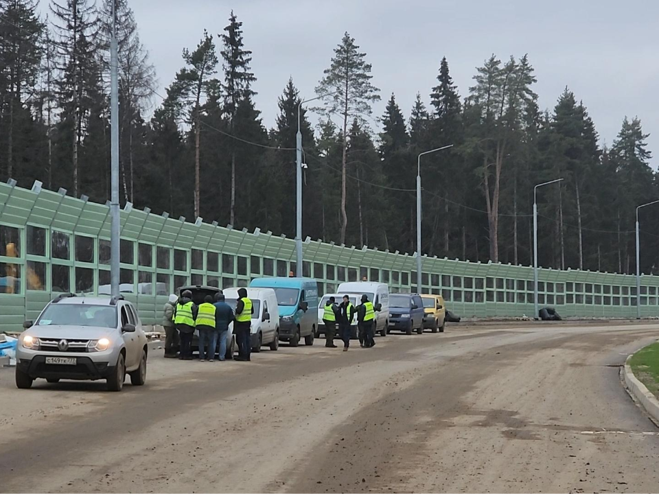 На дублере Пятницкого шоссе начали укладку верхнего слоя асфальта