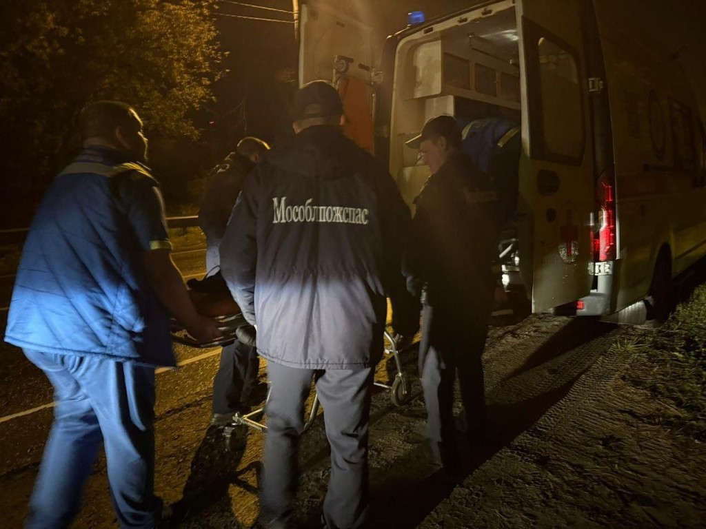 Спасатели помогли медикам транспортировать больного пенсионера в Егорьевске