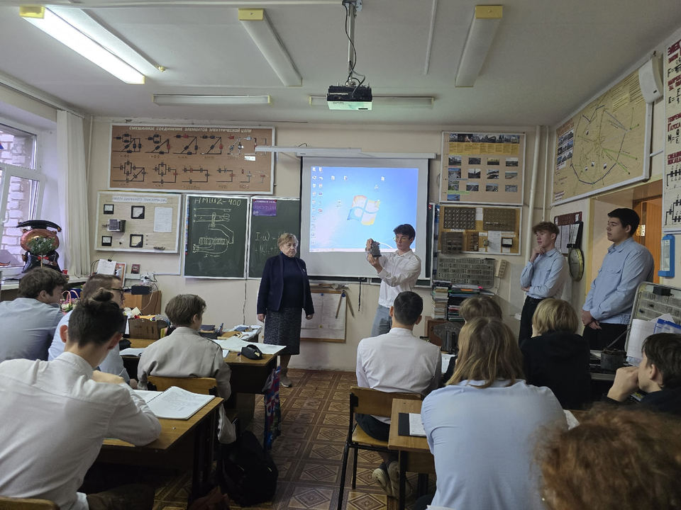 В железнодорожном колледже Ожерелья на занятии теория встретилась с практикой