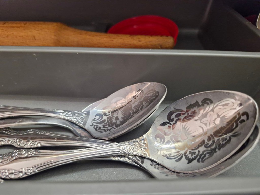 Ложки блестят, как бриллианты: как почистить столовые приборы без труда и затрат