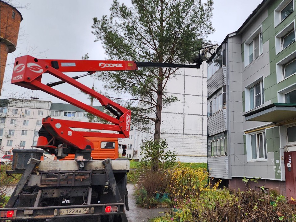 Чтобы снег не летел на головы: крышу дома в Курсакове оснастили защитой