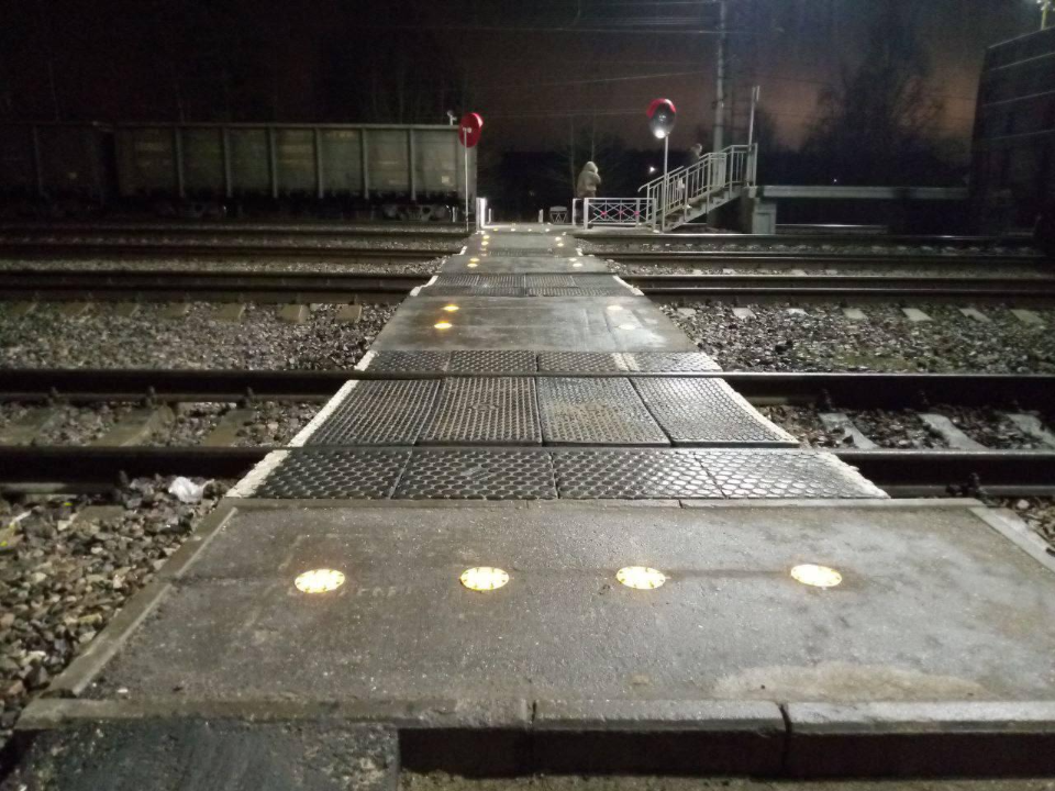 Станция Петелино стала ярче и безопаснее: где появились ограждения, информационные щиты и новая разметка для пешеходов