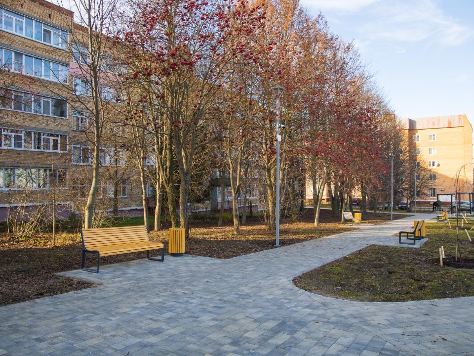 В Кашире-3 доделывают сквер мечты: жители ждут открытия нового оазиса для отдыха