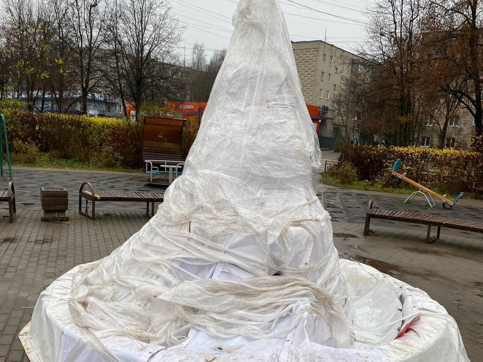 Фонтан-призрак: укутанная на зиму достопримечательность Селятина пугает жителей по ночам