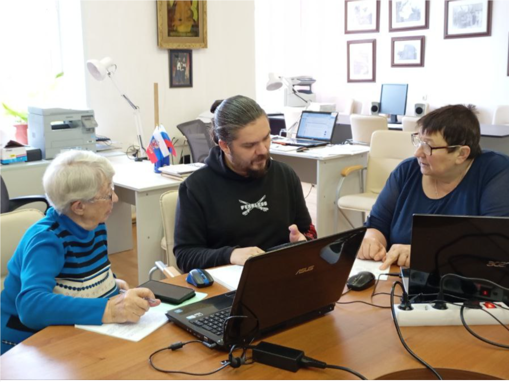 Компьютер для всех поколений: в библиотеке учат не бояться цифрового мира