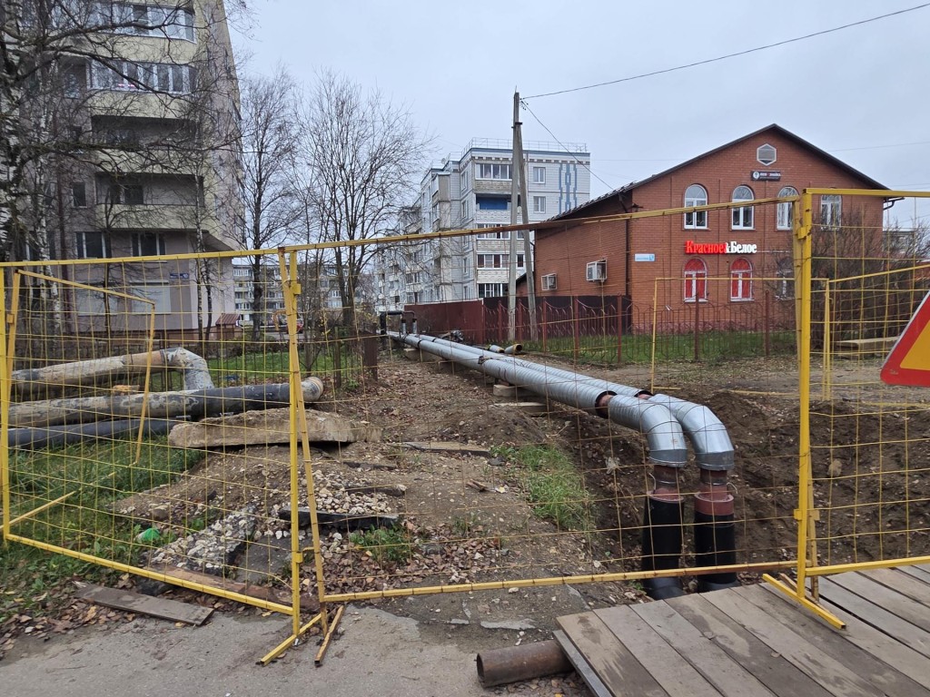 На улице Шишунова на время ремонта теплотрассы установили указательные знаки