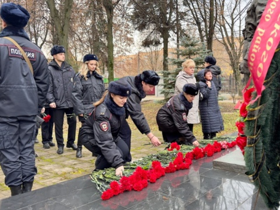 Никто не забыт: полицейские возложили цветы к мемориалу погибших сослуживцев