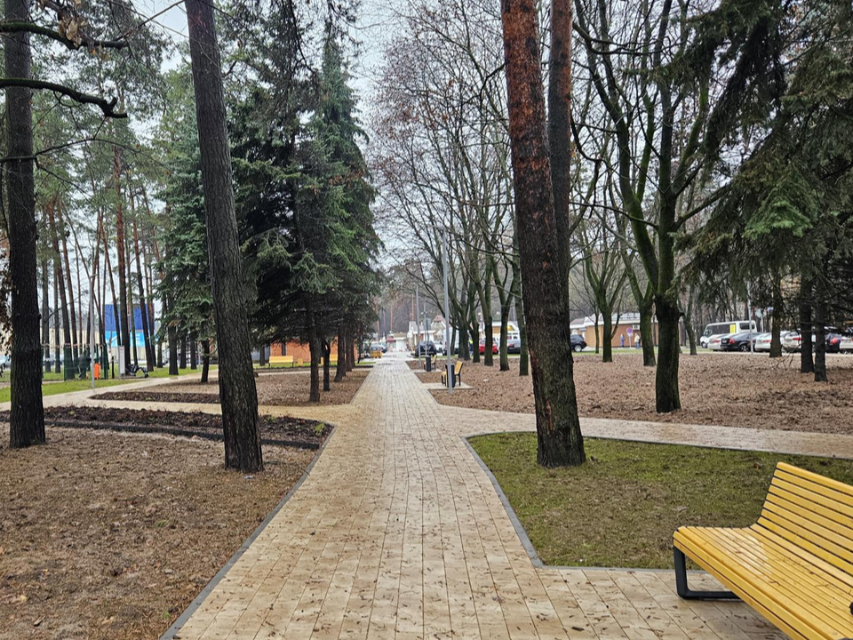 Качели, фонари и клумбы: как преобразился сквер у станции «Отдых»