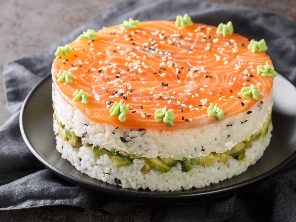 Как приготовить суши-торт вместо роллов: 4 идеи, вау-эффект гарантирован