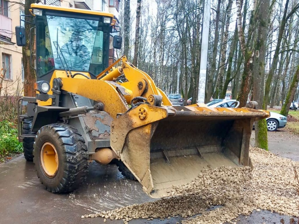 В Наро-Фоминске отсыпали щебнем парковку во дворе на улице Ленина