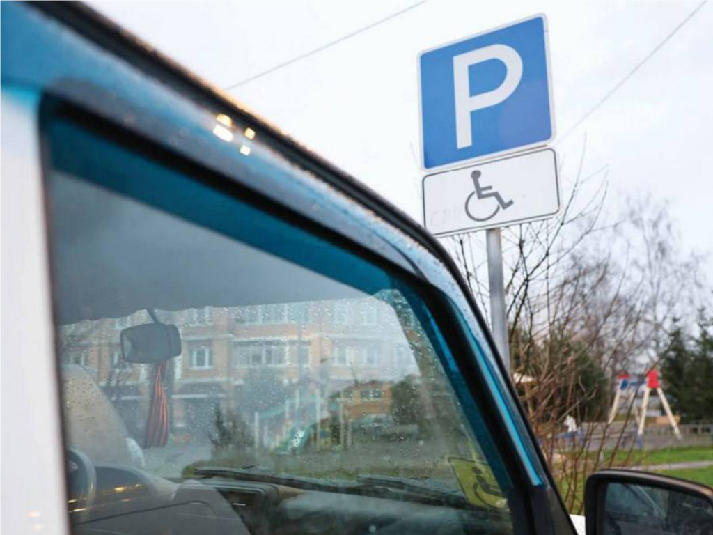 Пандусы и специальные парковочные места обустроили в Мытищах по просьбе ветеранов СВО