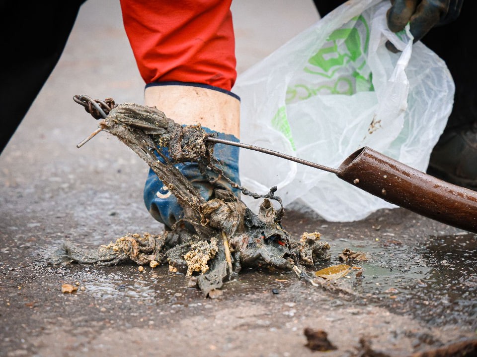 «Разложили в подъезде»: коммунальщики показали жителям, чем забита канализация