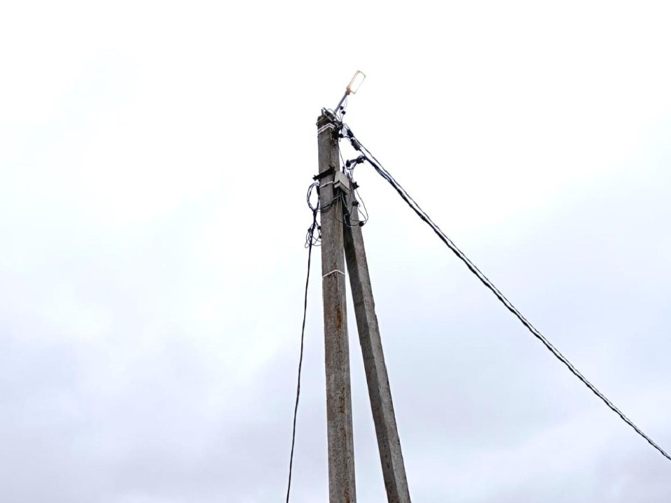 Как коммунальщики рассеяли тьму у жилого дома в Мармылях