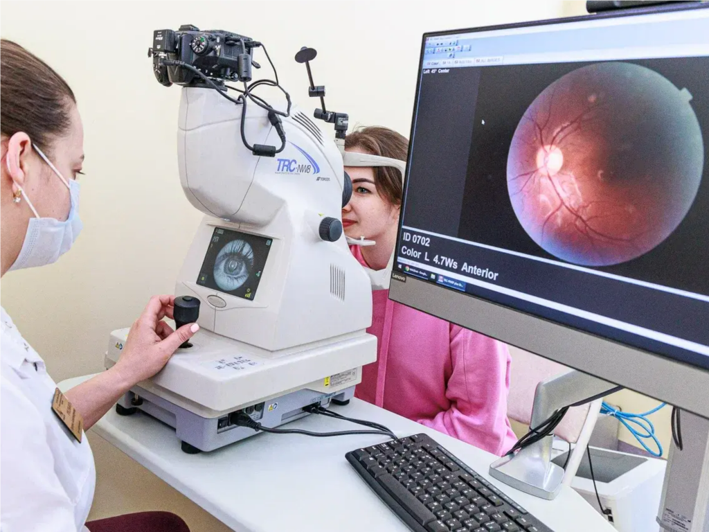 Не только гаджеты виноваты: подмосковные врачи рассказали, что еще портит зрение детям