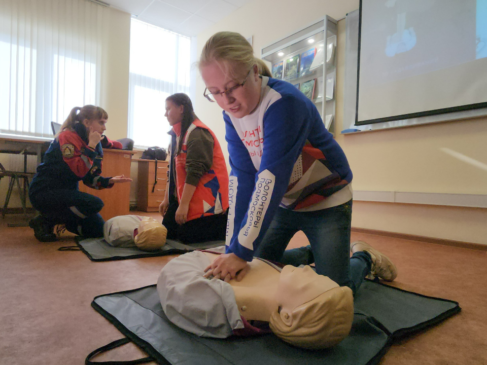 Волонтеры научились восстанавливать сердцебиение и дыхание на мастер-классе в Химках