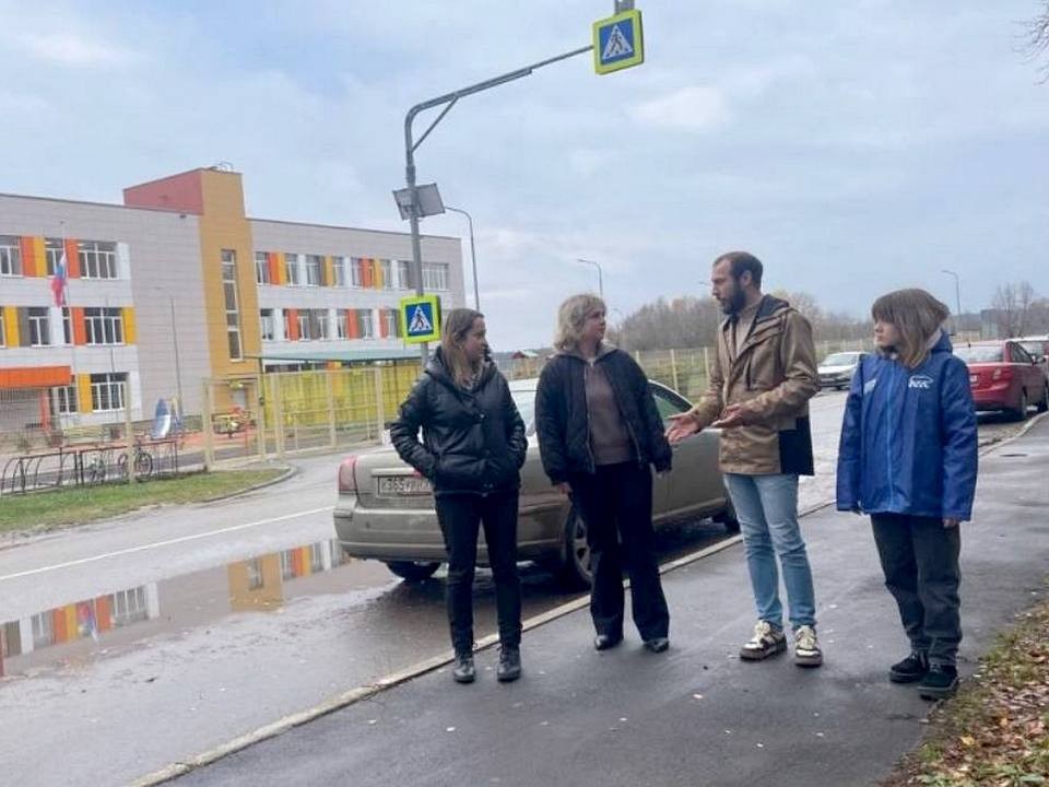 Общественные активисты проверили состояние пешеходного перехода у Газопроводской школы