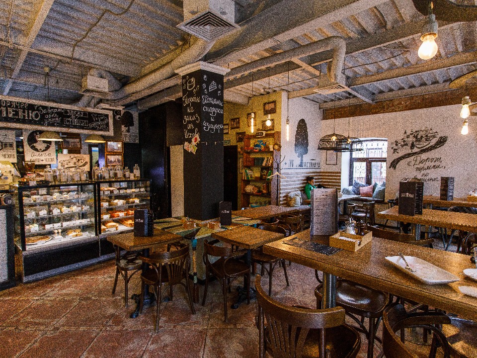 Выгнали из кофе после того, как зашел погреться? Юрист объяснил, как получить компенсацию