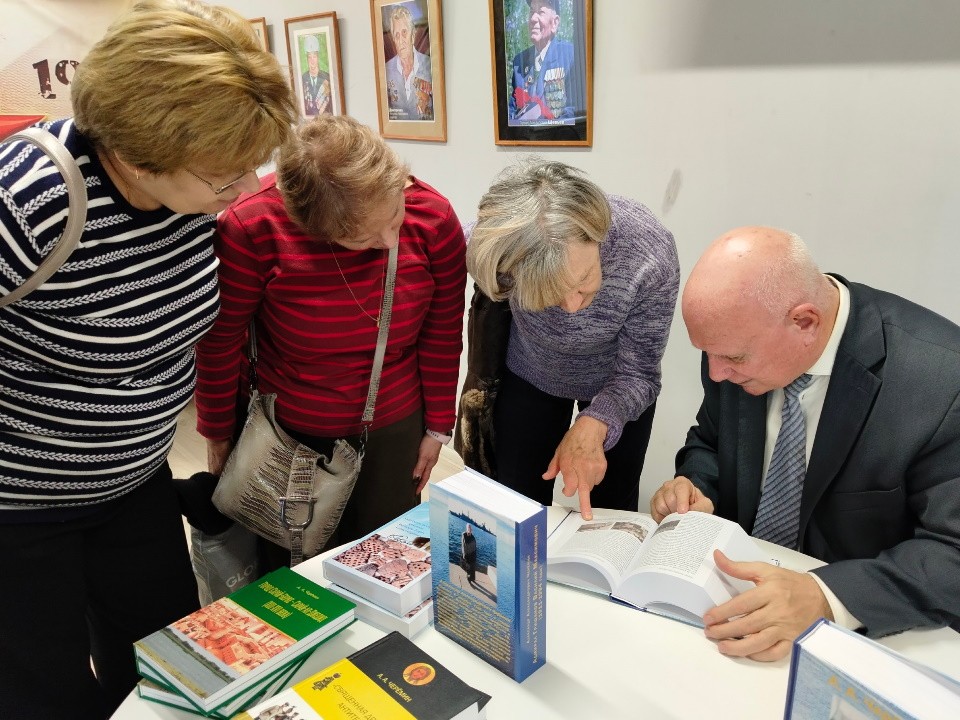 Презентация книги о боевых традициях и учебе военных моряков состоялась в городской библиотеке