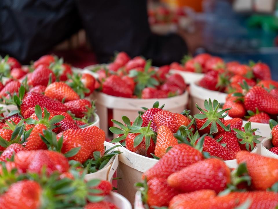 Ягода с сюрпризом: врач предупредил о скрытой опасности клубники