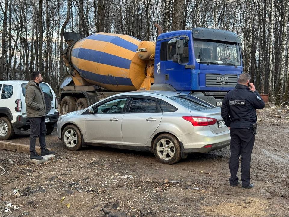 Полицейские помогли остановить водителя бетономешалки, сливающего отходы в лес
