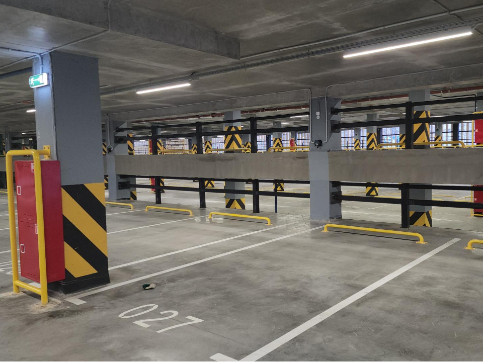 Строители завершили возведение многоуровневой парковки на 425 мест в Путилкове
