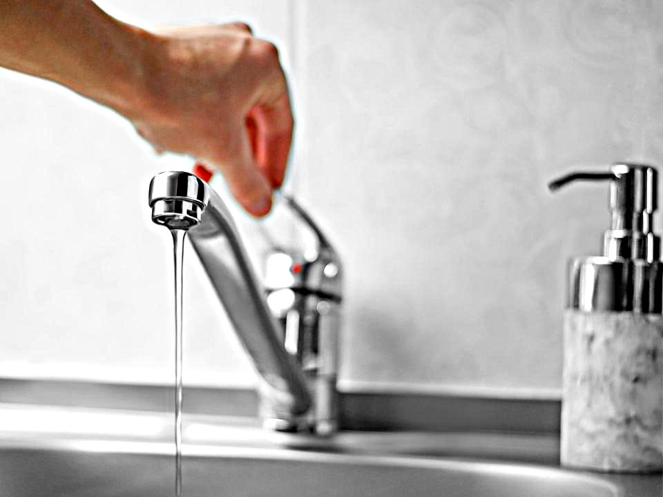 Подачу воды на Шишунова и 8 Марта восстановят к 14:00 после обновления системы