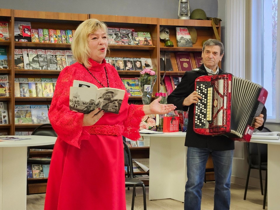 «Вы слышали эту мелодию слов…»: стихи и песни звучали на творческом вечере в библиотеке