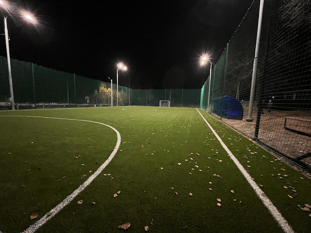 Футбольное поле с освещением построили в деревне Верейка